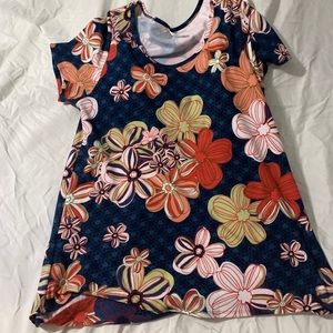 NWOT Lularoe Classic T